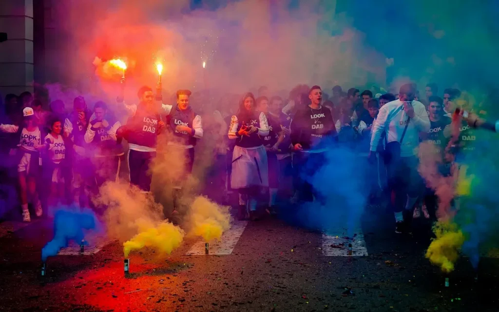 marcha con fuegos artificiales